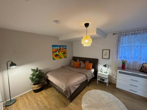 a bedroom with a bed with orange pillows in it at Schöne Wohnung mit eigenem Eingang Souterrain in Walldorf