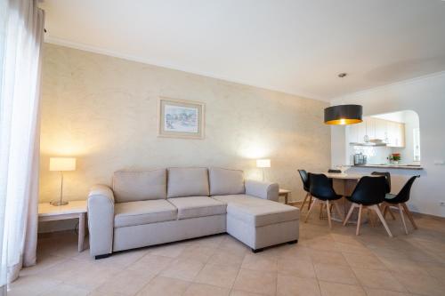 4 Resort pool, AC & gym by Holiday Rentals Algarve