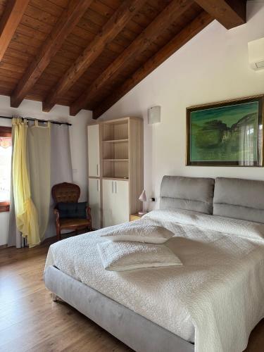a bedroom with a large bed in a room at Il Giardino di Bronto-lo in Crosare