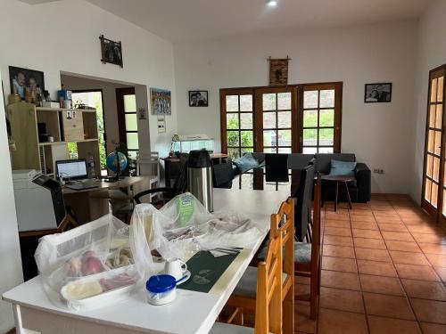 a kitchen and living room with a table and chairs at Divin'Art in Tarrafal da Vila de Ribeira Grande