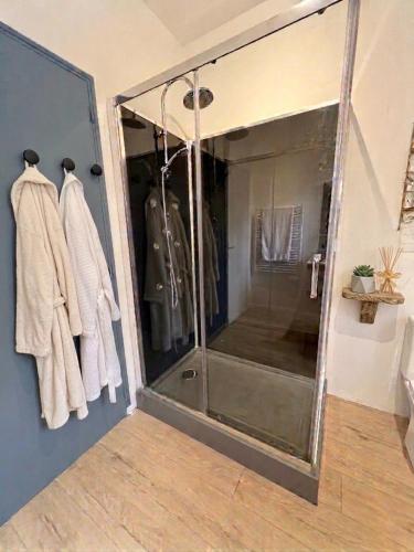 a bathroom with a shower with a glass door at Les Capucines, comme chez soi, loin de chez soi in Aubenas