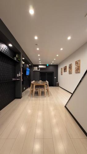 a conference room with a wooden table in the middle at 福源阁-日式别墅-整栋独享-新深江站步行5分-90平方6人入住-难波心斋桥直达8分-3室两卫-洗烘一体机 in Osaka