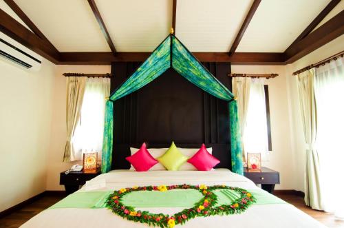 Cama o camas de una habitación en Aonang Phu Petra Resort, Krabi - SHA Plus