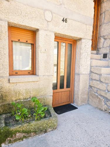 a building with a wooden door and a window at Casa García in Allariz