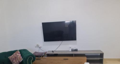 غرفة ماستر مع سريرين كبار وشاشة ومجلس