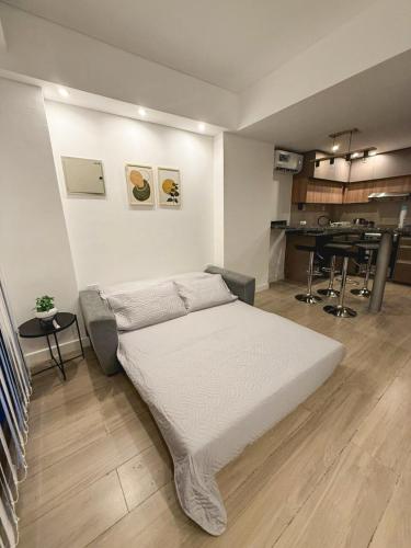 a bedroom with a large bed in a room at Aura Urbana Apartment in San Juan