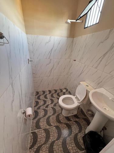 a bathroom with a toilet and a sink at Pousada G3 in Presidente Figueiredo