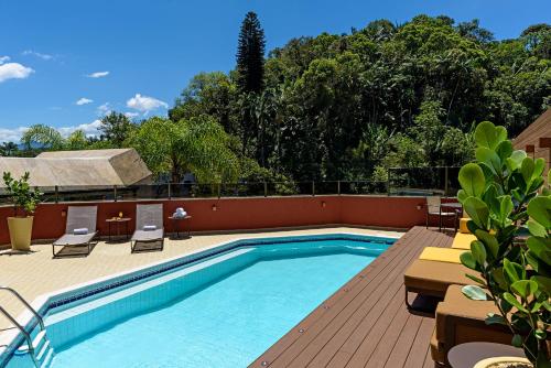 ジョインヴィレにあるMercure Joinville Prinzの建物の上にあるプール