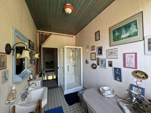 a bathroom with a sink and a toilet and a shower at Le Vélo Vert in Sadirac