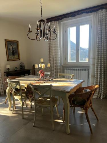 a dining room with a table and chairs and a chandelier at Il Refolo in Norcia