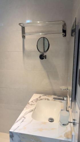 a bathroom with a mirror and a sink at الشموخ بارك إن in Z̧alim