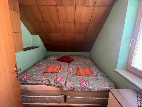 a small bed in a small room at Cvetlični Vrt in Radovljica