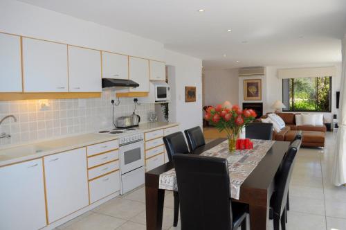 Køkken eller tekøkken på Camps Bay Villa
