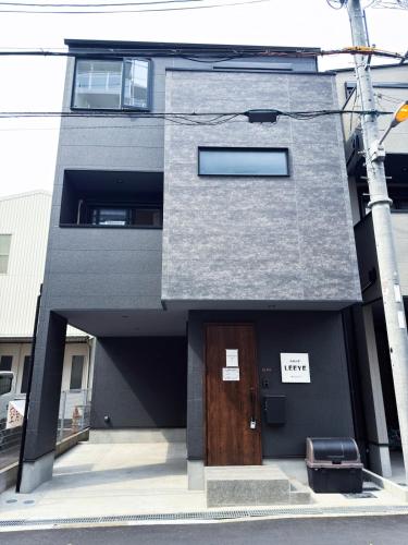 Wakyo Leeye-Newly built in 2026 Entire building-single unit with 3 bedrooms-can accommodate 7 people Free parking Direct access to USJ Namba Kyocera Dome