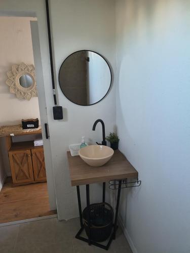 a bathroom with a sink and a mirror at Hospedaje La Pochi in Mocoretá