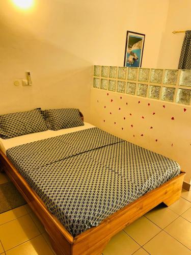 a bedroom with a large bed in a room at Agbevivi Boutique Hôtel in Aného