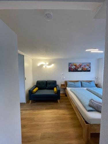 a living room with a couch and a bed at Bo's 3Eins in Schwäbisch Hall