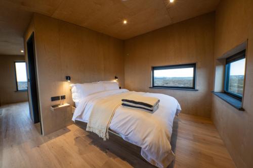 Ліжко або ліжка в номері Beyond North Cabins
