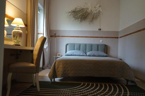 a bedroom with a bed and a desk and a chair at Thula - Apartment in Villa Ambrosian in Trzebież