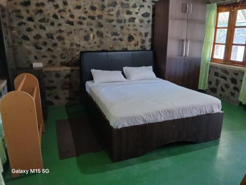 a bedroom with a bed in a room at Gleanloch Holiday Resort in Tawalantenna