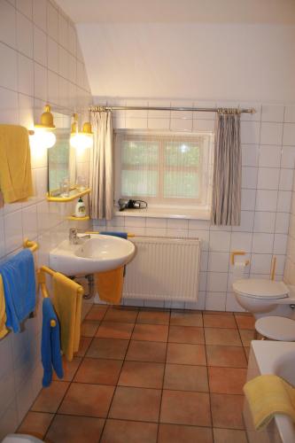 a bathroom with two sinks and two toilets at Landhaus am Esch in Warendorf