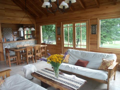sala de estar con sofá y mesa en Casa Lago Meliquina en Villa Meliquina