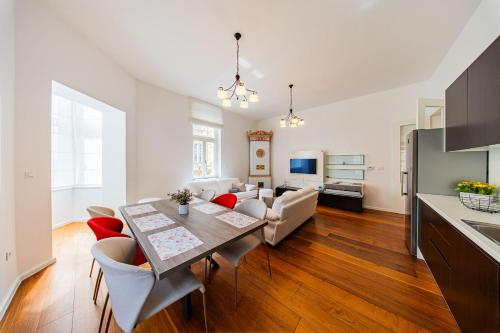 Zagreb 265 & 266 - 3 Bedroom Apartment & 2 Bedroom Apartment - City Centre - Flexible Keybox Entry - Monthly Rent - Modern