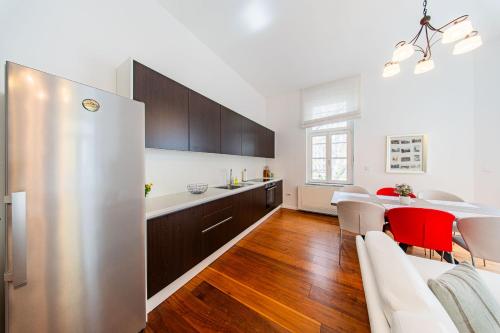 Zagreb 265 & 266 - 3 Bedroom Apartment & 2 Bedroom Apartment - City Centre - Flexible Keybox Entry - Monthly Rent - Modern