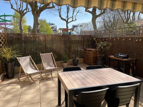 T1 Familial avec Terrasse, Piscine, Plage à 6 Min à Pied et Aqualand à 2 Min