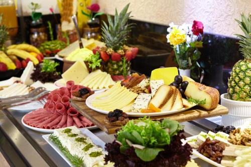 Un buffet con muchos tipos diferentes de quesos y aperitivos. en Buruciye Hotel, en Sivas
