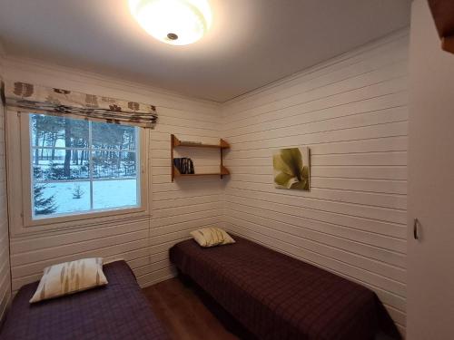 a room with a bed and a window at Yyterin Villa Pyrylä in Yyteri