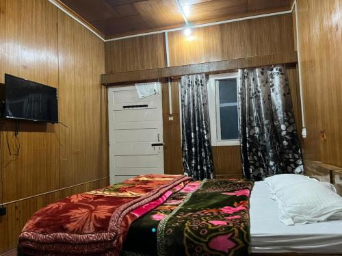 a small bedroom with a bed and a window at Lala Ji coasy cottage in Pahalgām