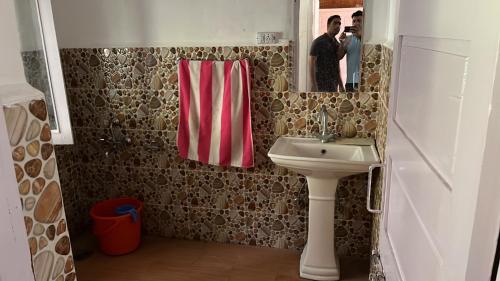 a bathroom with a sink and a mirror at Lala Ji coasy cottage in Pahalgām