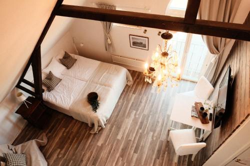 an overhead view of a bedroom with a bed and a living room at Tunnby Gårdshotell in Nyhamnsläge