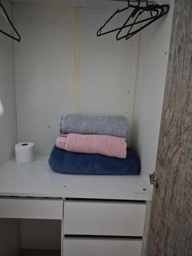 a bathroom with two towels sitting on a counter at Apartamento confortável em Cuiabá in Cuiabá