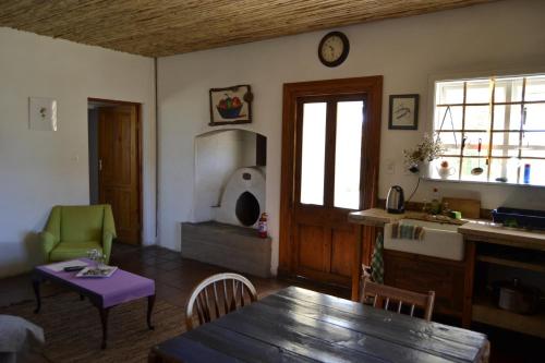 Η κουζίνα ή μικρή κουζίνα στο Aloe Guest House