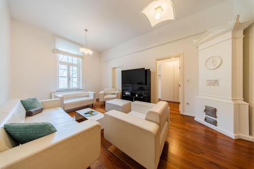 Zagreb 265 & 266 - 3 Bedroom Apartment & 2 Bedroom Apartment - City Centre - Flexible Keybox Entry - Monthly Rent - Modern