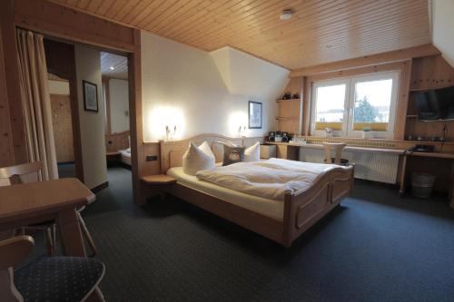 a bedroom with a bed in a room at Vergissmeinnicht in Oberhof