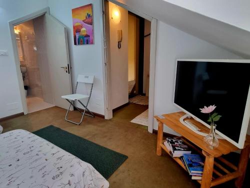 a living room with a television on a table at Breve Sosta in Santhià