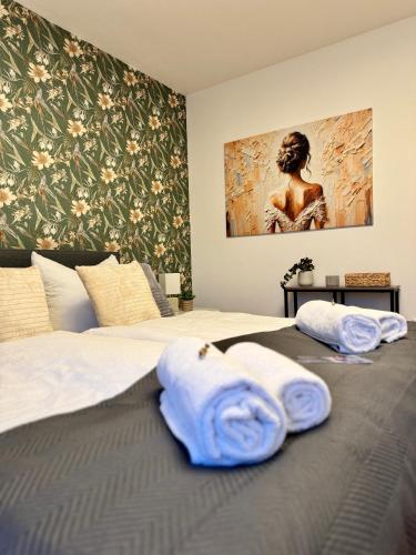 a bedroom with two beds with towels on them at FeWo Pelkmann Apartment 1 - Die Grüne Oase - Garten & Terrasse in Weikersheim