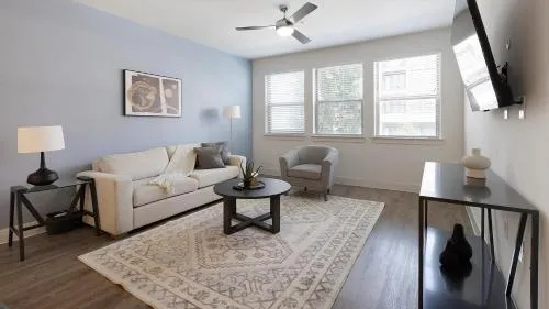 Landing Spectacular 1BD Courtyard Gym in Denton