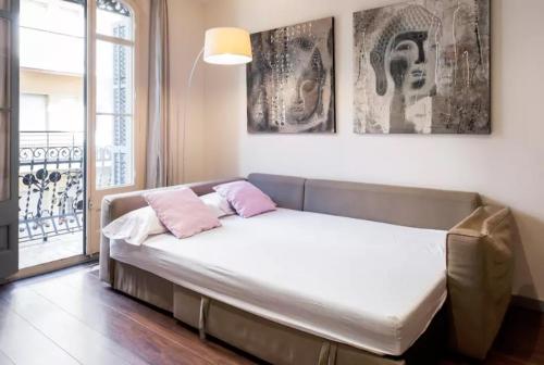 バルセロナにあるTendency Plaza Españaの枕2つが備わるドミトリールームのベッド1台分です。