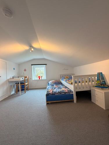 a bedroom with a bed and a desk in it at Wohlfühlbude Fehmarn in Fehmarn