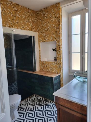 a bathroom with a sink and a toilet at Maison Tyto Alba in Saint-Victurnien