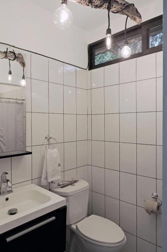 a bathroom with a toilet and a sink at Casita Gitza in Montezuma