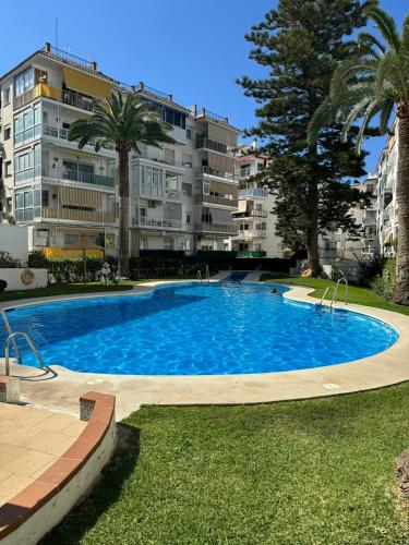 Sunlight Apartment - Apartamento soleado con balcón y piscina en el centro de Nerja