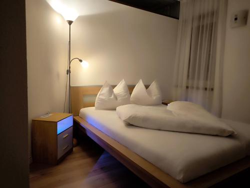 a bedroom with two beds with white pillows at Klaus Luttach in Lutago