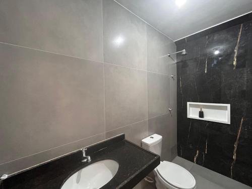 ein Badezimmer mit Waschbecken und Toilette in der Unterkunft Frida's Corner in Caucaia