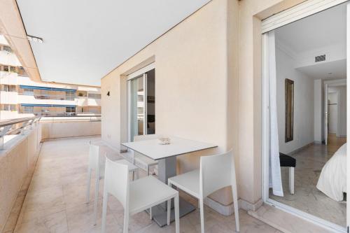 MARBELLA HOME RENTALS - Marina Banus, Puerto Banús, 2BR Comfortable, Pool & Parking