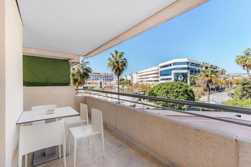 MARBELLA HOME RENTALS - Marina Banus, Puerto Banús, 2BR Comfortable, Pool & Parking